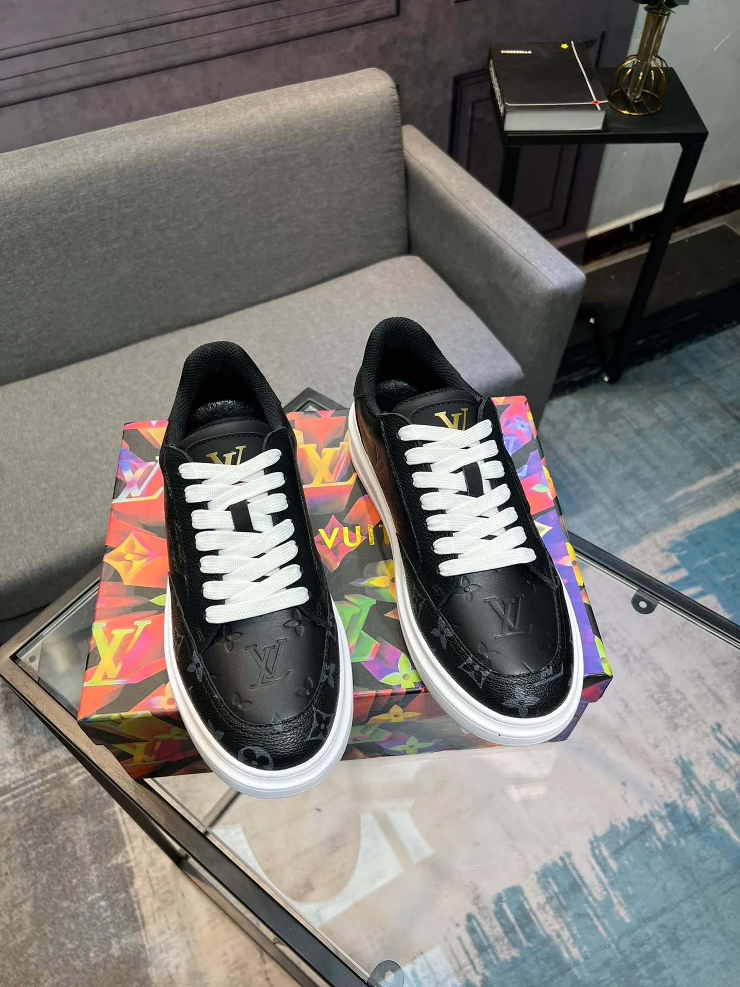 Men's Men's Shoes 💰540 LV Louis Vuitton. The latest fashionable casual shoes are popular in physical stores. The new spring and summer comfortable imported custom patent leather plus cowhide, cowhide mesh, and unique jacquard fabric element design. With sheepskin lining, Lv original base, [sun][sun] high-end packaging and high quality💪Details determine quality, welcome to compare🇮🇹Code number 38-44, 45 can be customized